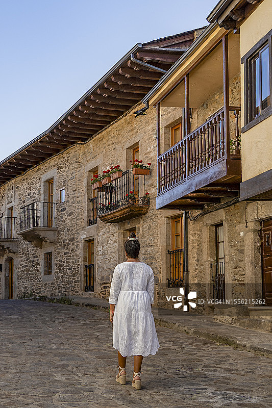 非裔美国年轻女性在中世纪村庄漫步图片素材