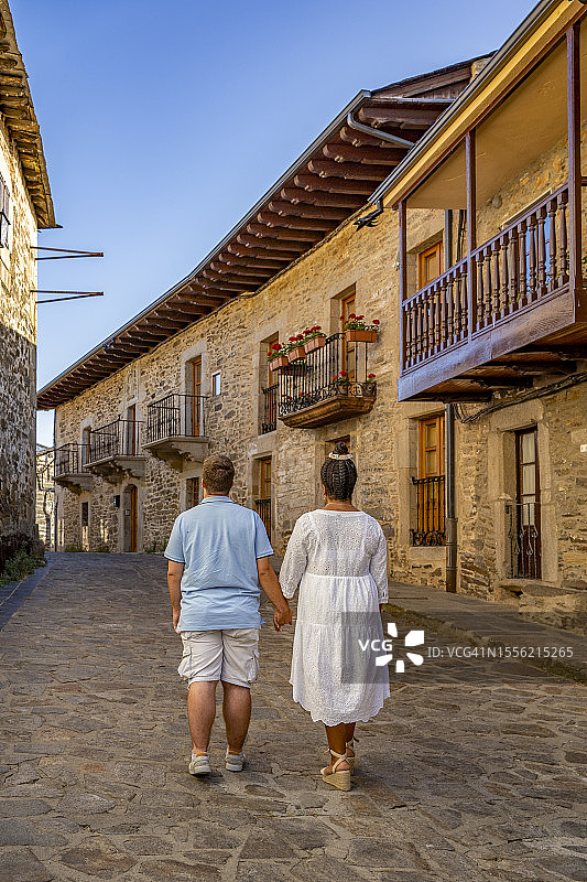 年轻夫妇穿过村庄图片素材