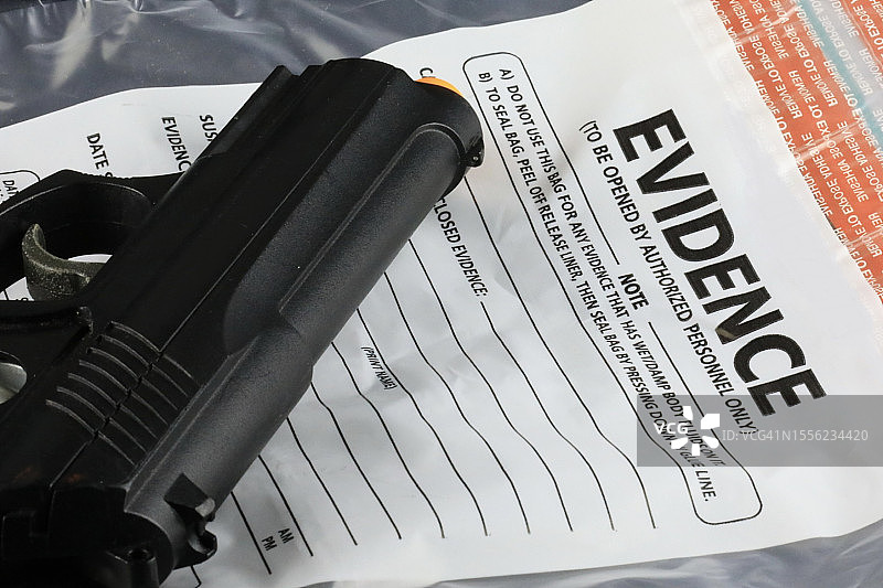 犯罪现场发现的手枪图片素材