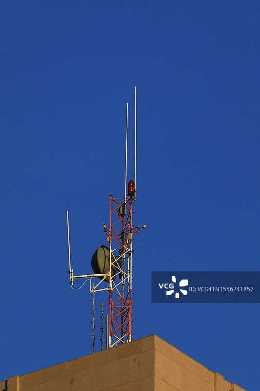 具有各种天线的通信塔图片素材