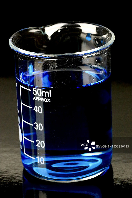 装有测试化学品的化学烧杯图片素材