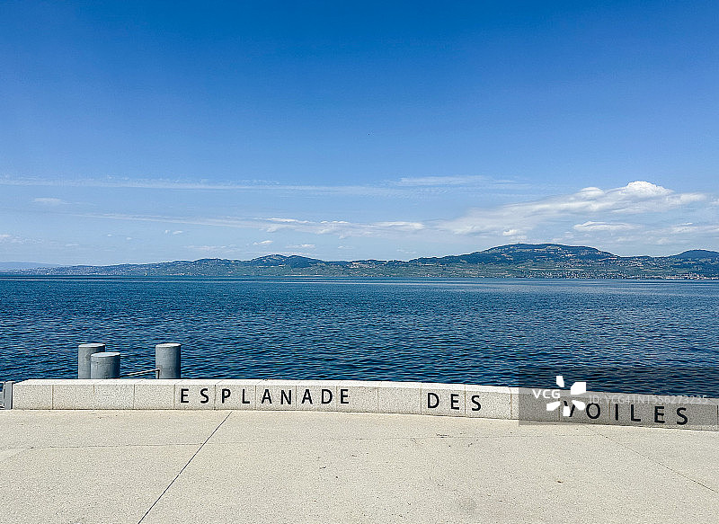 莱芒湖附近的滨海大道图片素材