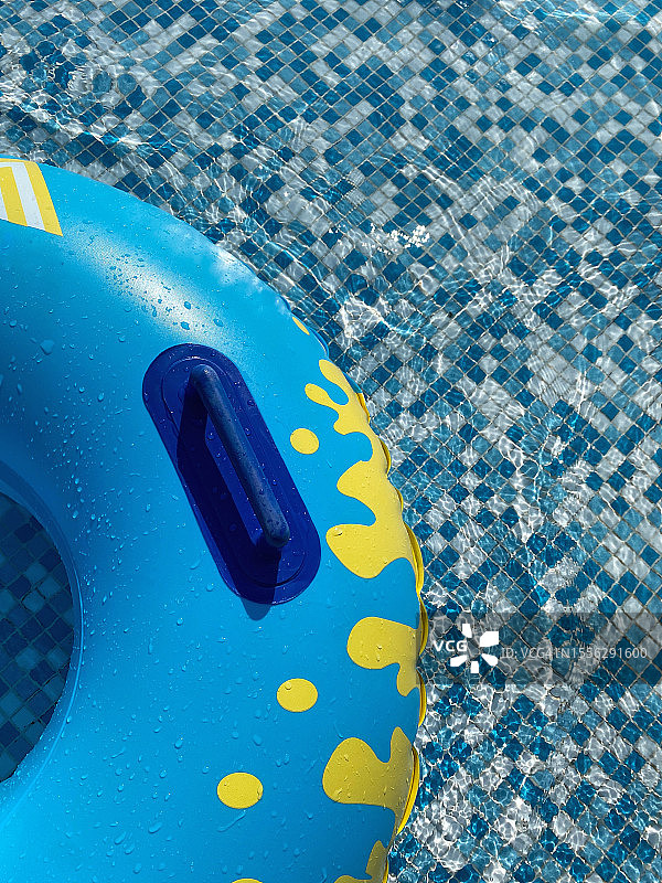 带有水滴的救生圈俯视图图片素材