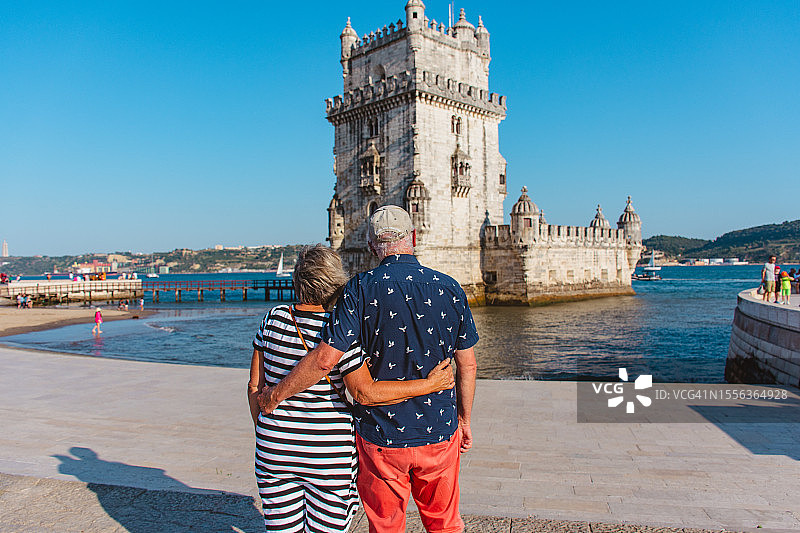 在里斯本相处融洽的年长夫妇图片素材