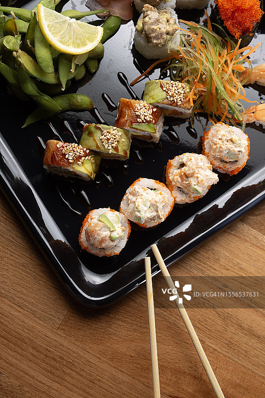 奢华什锦寿司拼盘与筷子图片素材