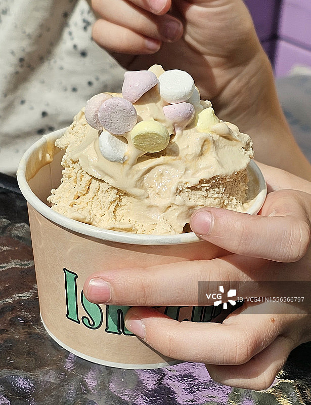 阳光明媚的日子里，杯中的冰淇淋勺图片素材