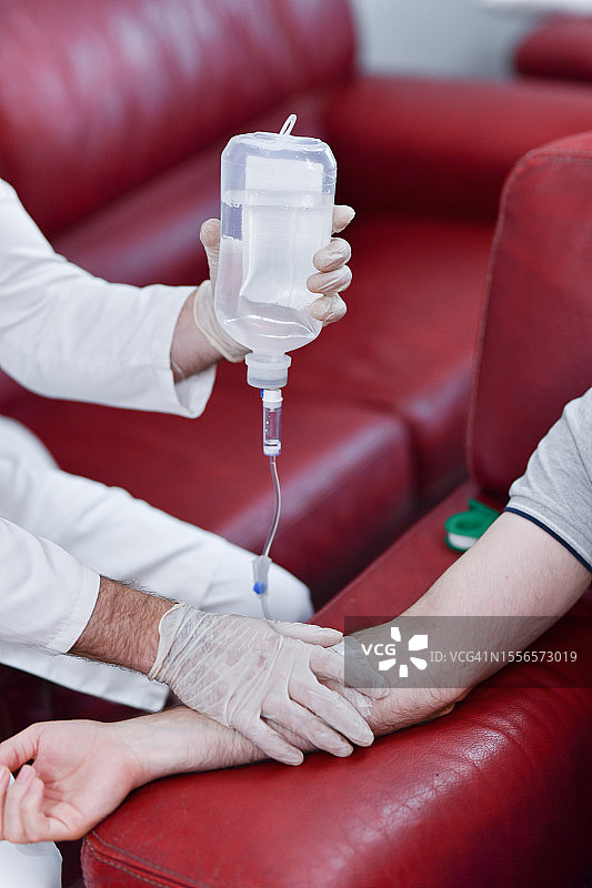 男性癌症患者的化疗输液图片素材