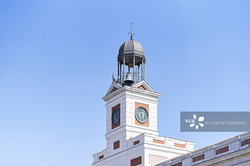西班牙马德里钟楼外侧的低角度侧视图图片素材