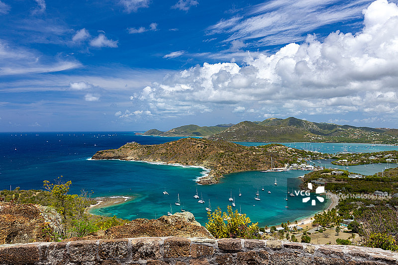 从雪莉高地眺望安提瓜岛的英国海港景色图片素材