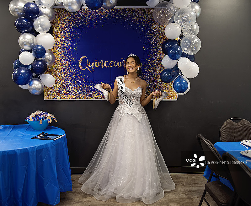 西班牙裔青少年穿着派对礼服的 Quinceanera图片素材