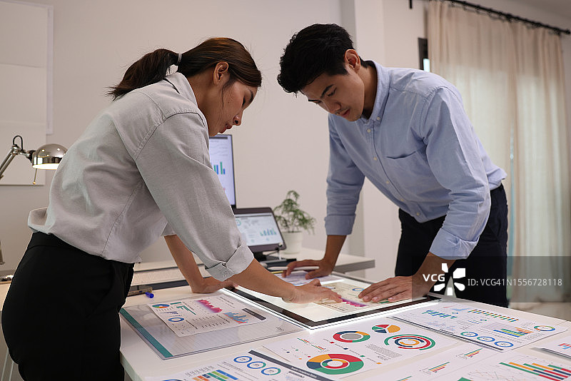 专注的商务人士查看财务报告图片素材