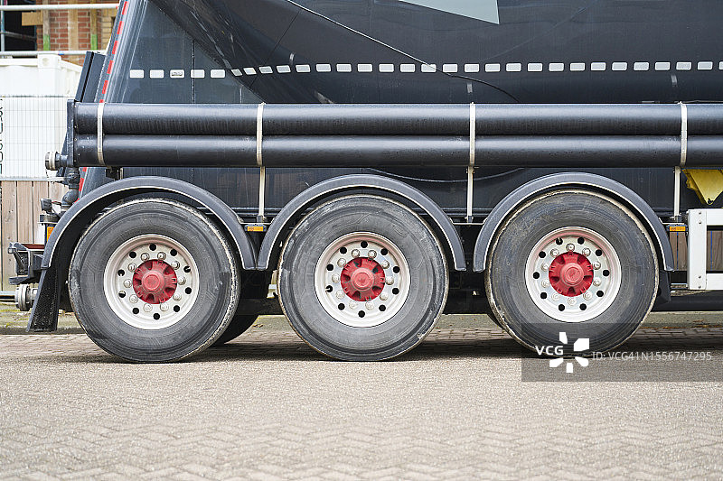停在街上的卡车三个车轮的特写，侧面视角，周围没有人图片素材