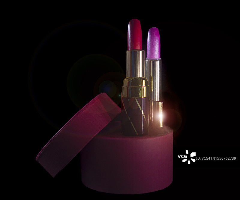 黑色背景上的一对口红图片素材