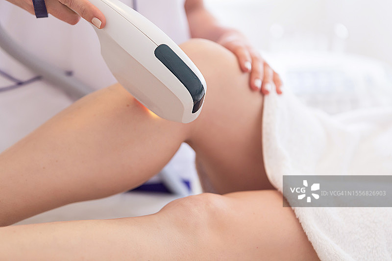 腿部激光脱毛过程图片素材