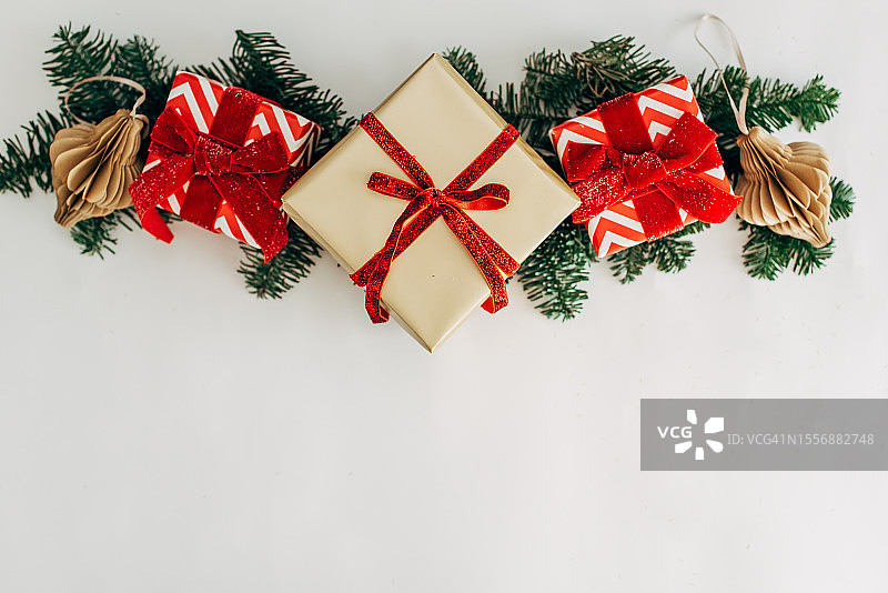 圣诞快乐新年贺卡，银色礼品盒白色大理石背景俯视图，冬季节日主题图片素材