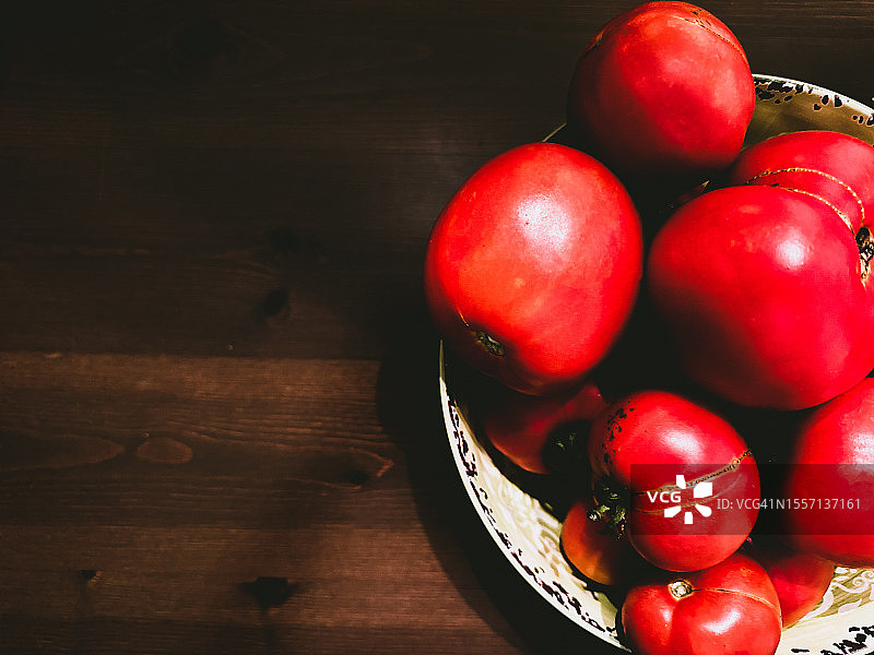 一碗自家种植的传家宝番茄图片素材