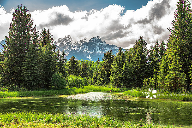 山峰触及云彩图片素材