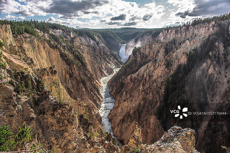 黄石河下瀑布广角照片图片素材
