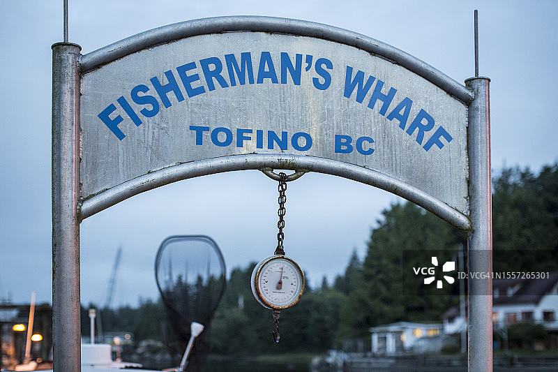 托菲诺渔人码头金属标志牌与锈迹斑斑的链条图片素材