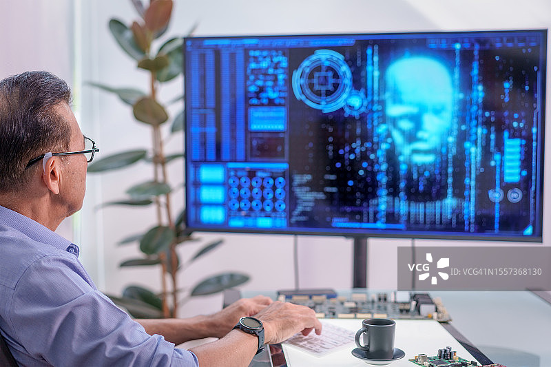 资深发明家在办公室使用人工智能图片素材