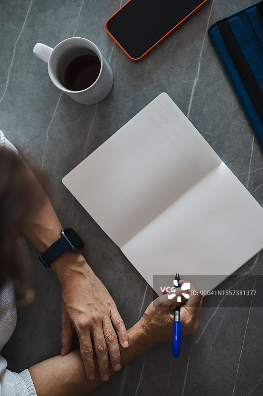 居家日记：女人的咖啡与平板图片素材
