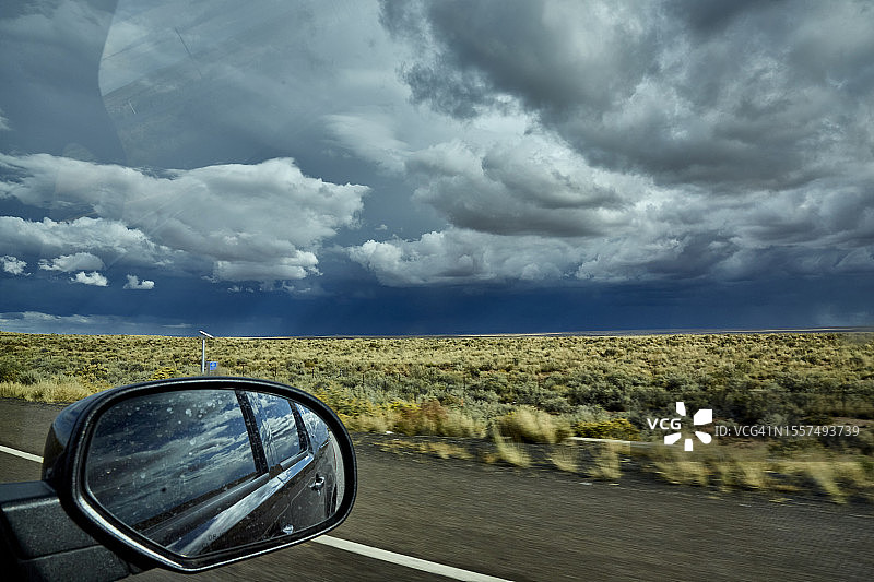 在通往亚利桑那州北部到新墨西哥州加洛普的路上图片素材