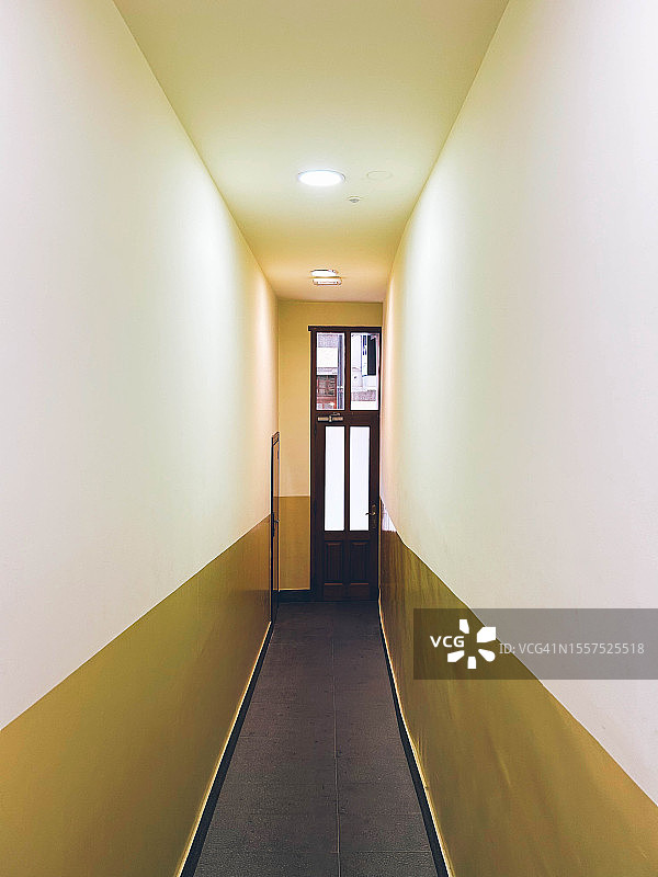 尽头有一扇门的狭窄走廊图片素材