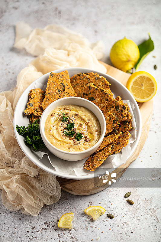 自制鹰嘴豆泥和饼干图片素材