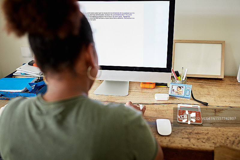 在家工作并看护婴儿监视器的黑人妇女图片素材