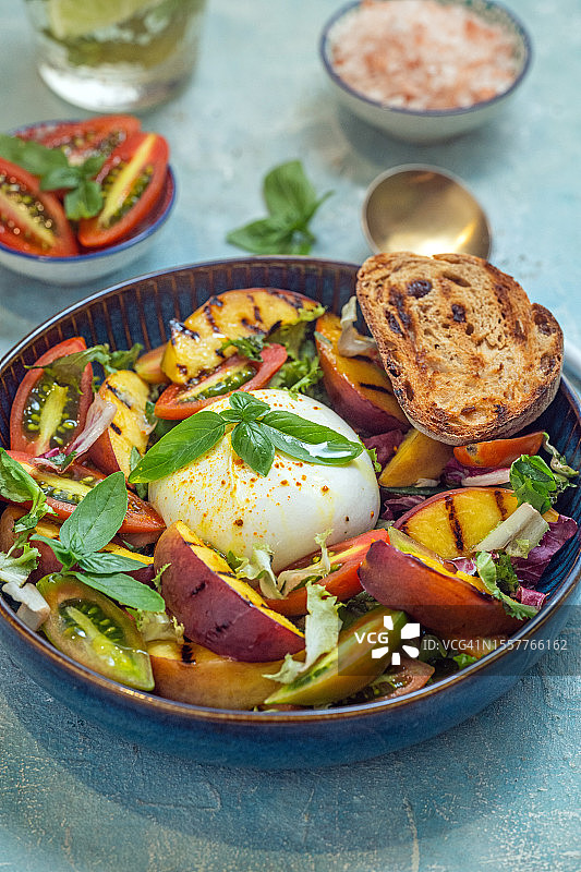 烤桃子和布拉塔沙拉的影棚照片图片素材