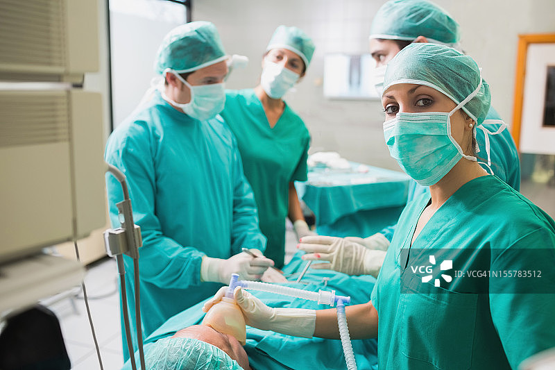 麻醉师抬头看手术图片素材