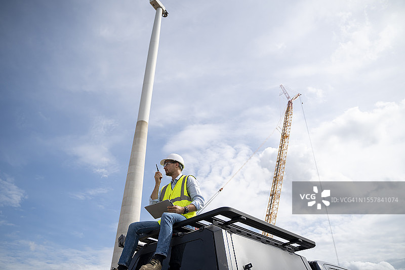 工程师在风力涡轮机上工作图片素材
