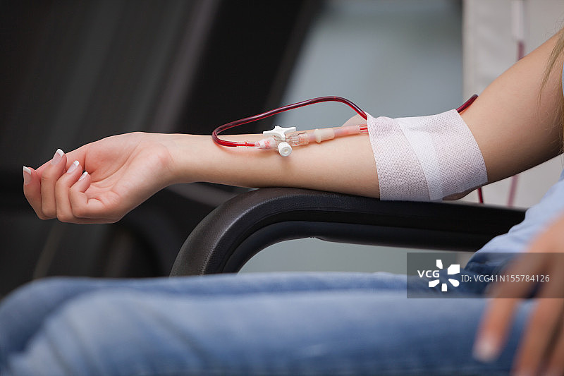女人接受输血图片素材