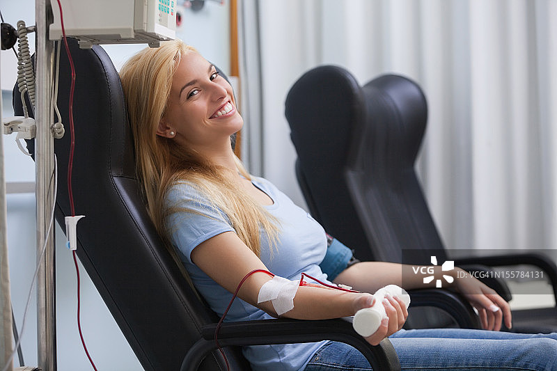 微笑的献血女人图片素材