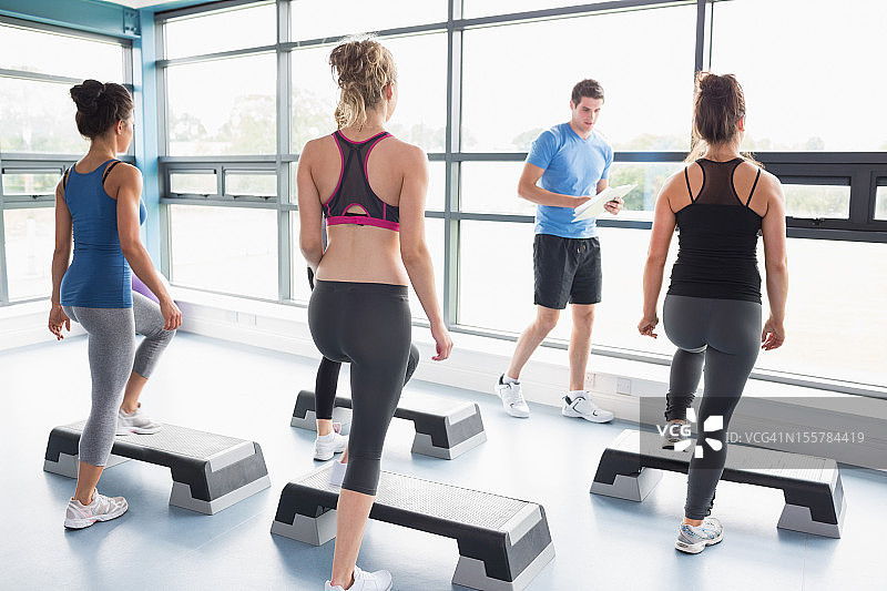 教练教授他的有氧运动课程图片素材