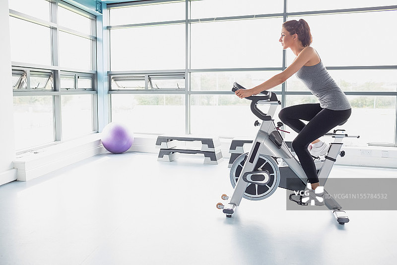 女人在骑健身单车图片素材