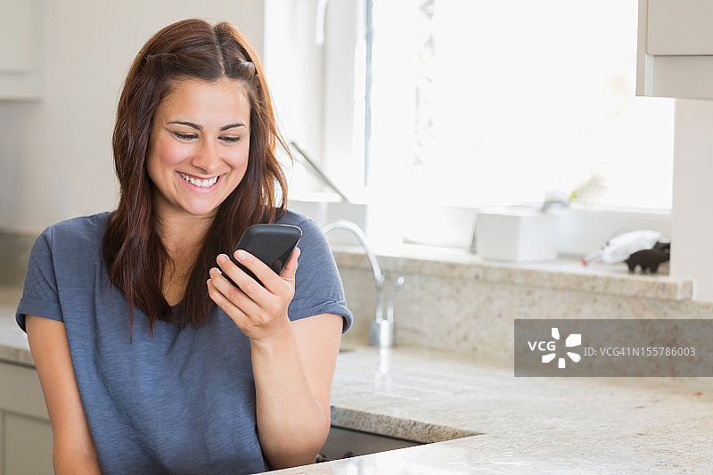 女人打电话给朋友时微笑图片素材