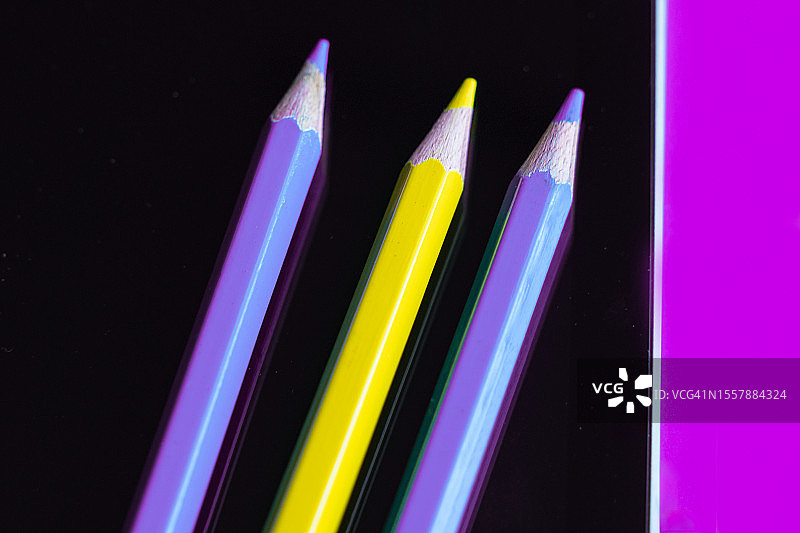 紫色和黄色彩色铅笔图片素材