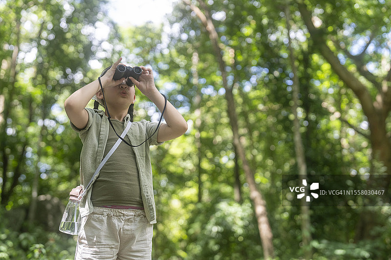 年轻女孩使用双筒望远镜图片素材