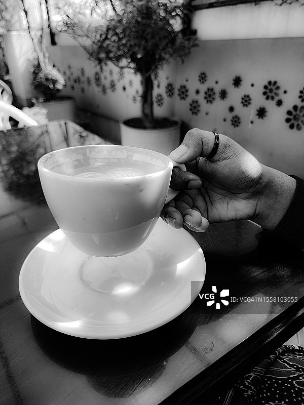 屋顶咖啡拿铁：咖啡时光照片（黑白）图片素材