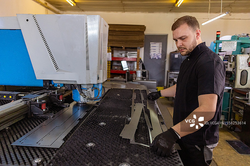 操作激光切割机的工厂工人图片素材