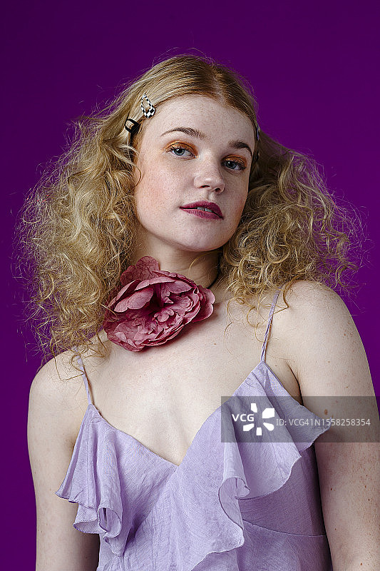 身穿紫色夏装的漂亮女人图片素材