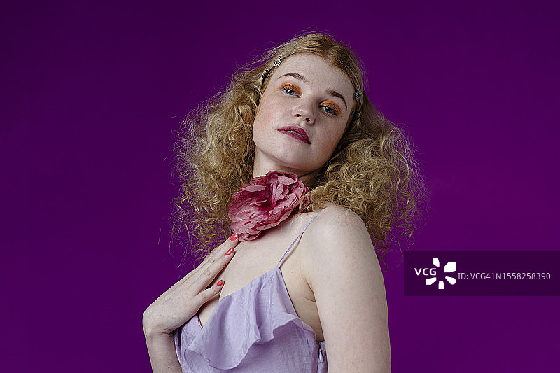 身穿紫色夏装的漂亮女人图片素材
