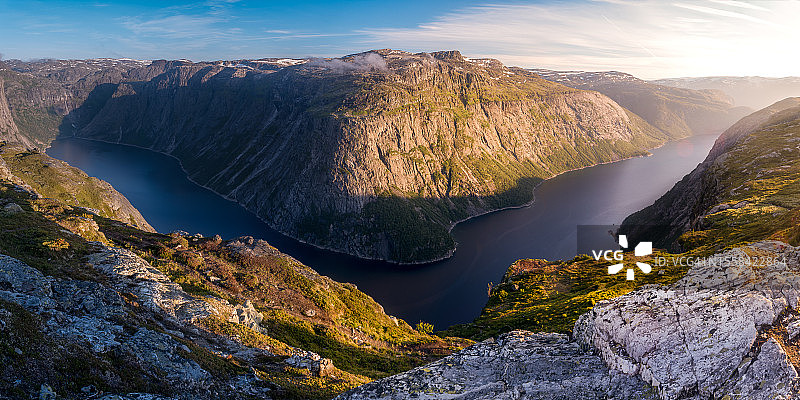 挪威乌伦斯旺峡湾岩石与蜿蜒河流高角度景观图片素材