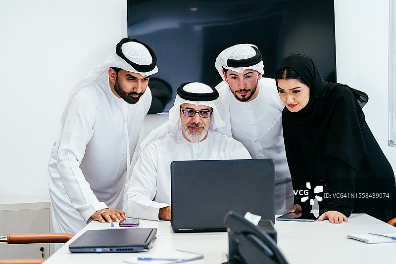 业务团队在办公室工作图片素材