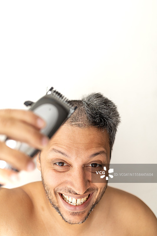 在白色背景下刮胡子的微笑男人肖像，秘鲁利马图片素材