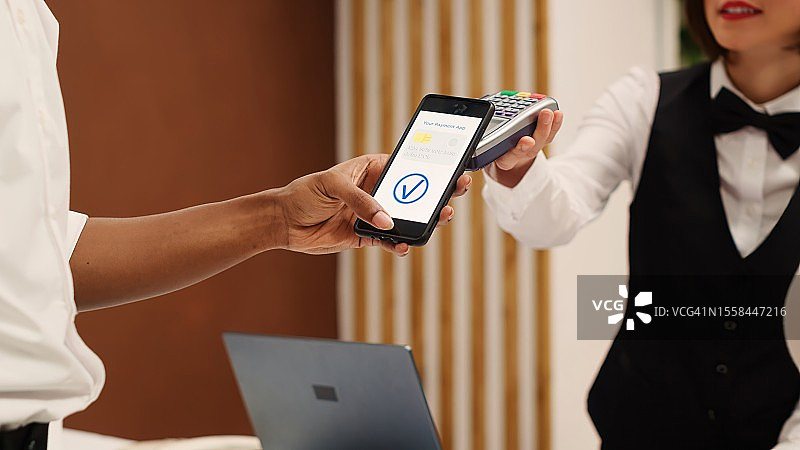 游客在酒店前台使用银行应用程序特写图片素材