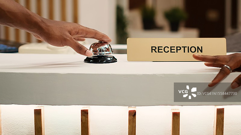 酒店前台客人按服务铃特写图片素材