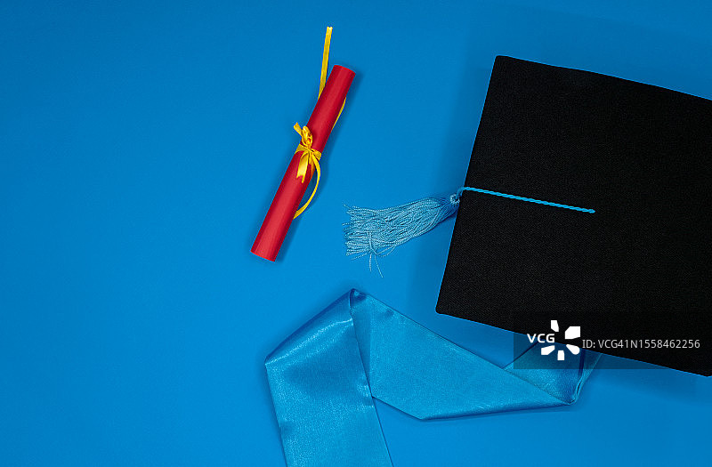 大学毕业服装和证书高角度照片图片素材