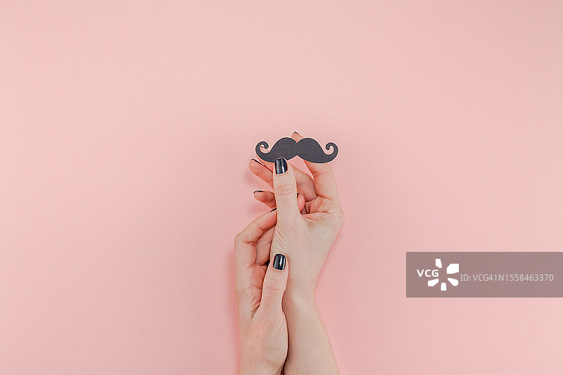 手持胡须形状装饰的女子图片素材